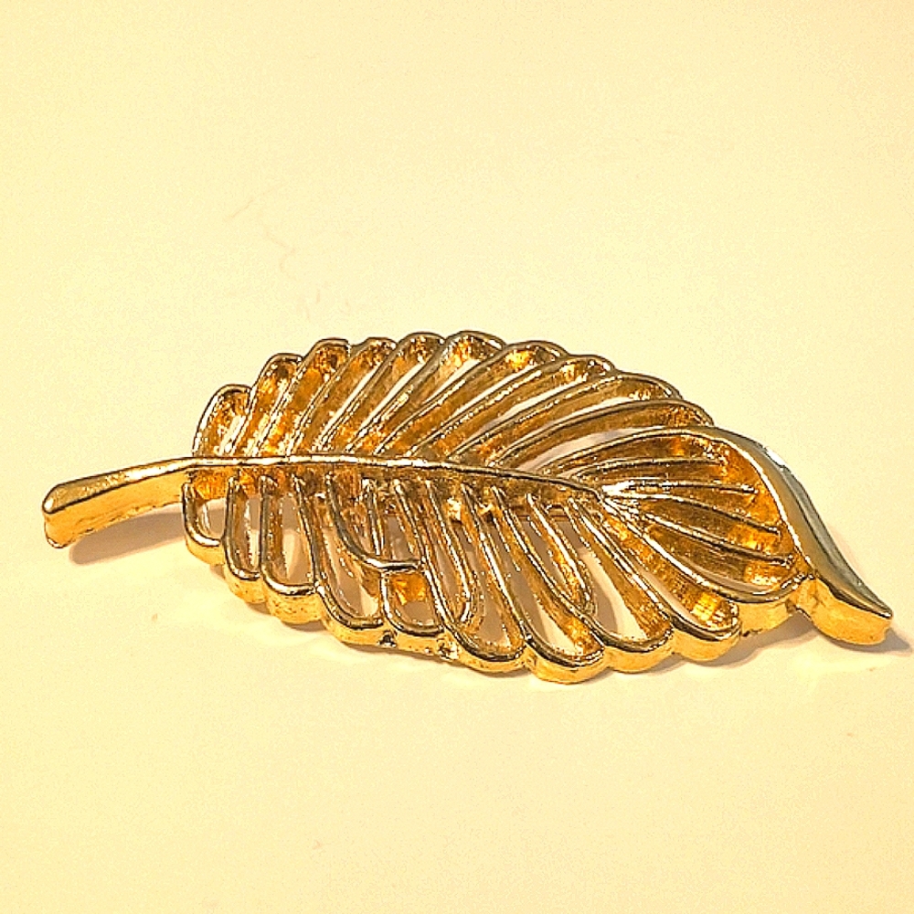 Elegant Gold-Tone Leaf Brooch